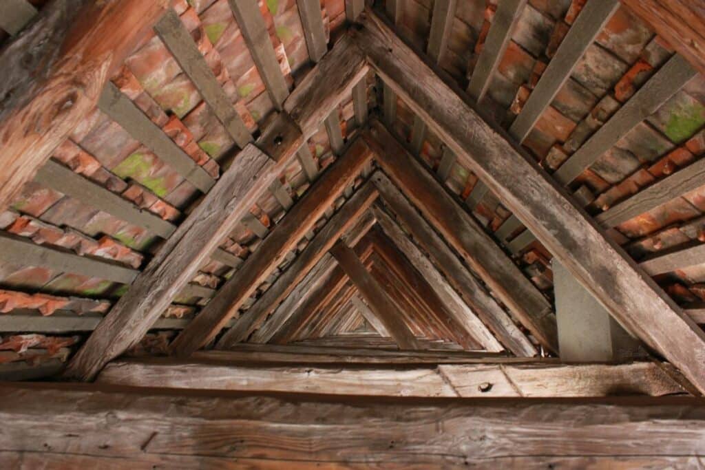 Charpente en bois dans des combles